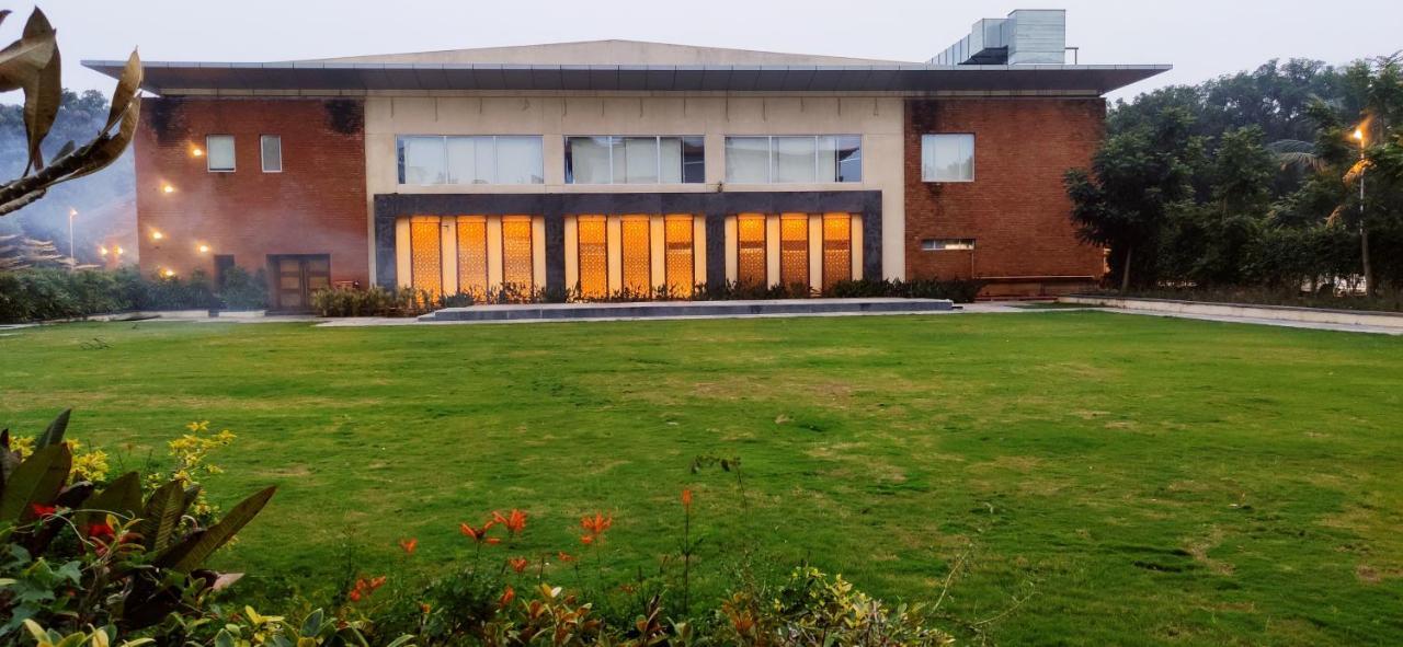 Hotel Manjeera Sarovar Premiere Rājahmundry Exterior foto