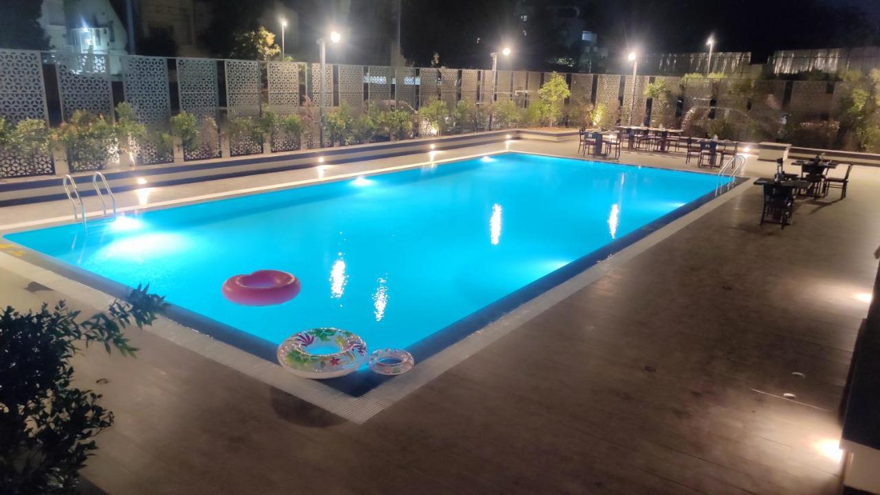 Hotel Manjeera Sarovar Premiere Rājahmundry Exterior foto