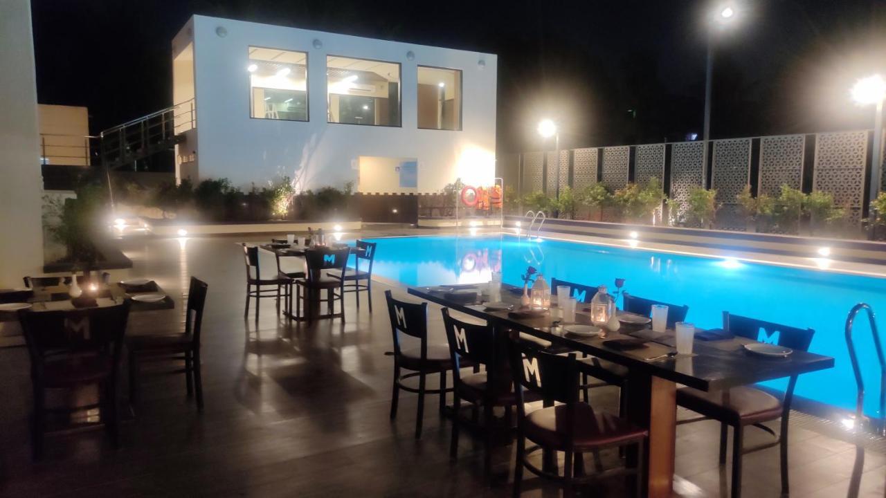 Hotel Manjeera Sarovar Premiere Rājahmundry Exterior foto